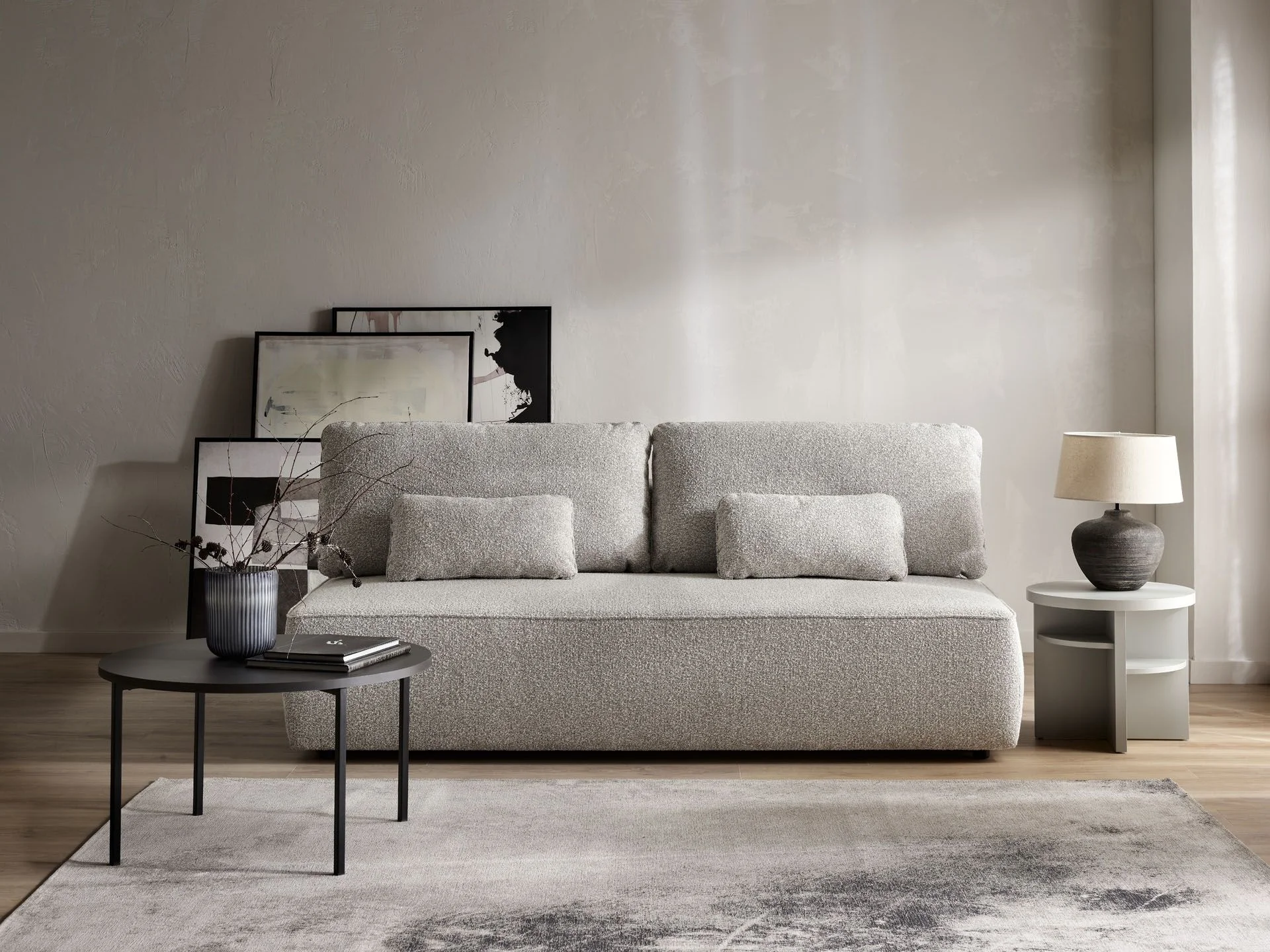 nowoczesna sofa boucle i salon w szarościach